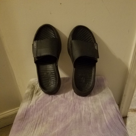 Youth size 5 SC UnderArmor slide sandals - Picture 2 of 3